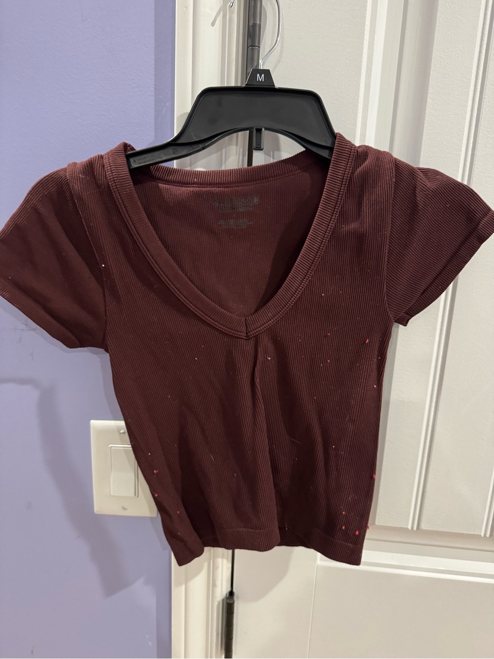 Wallflower Short Sleeve Ribbed V-Neck Tee in Burgundy